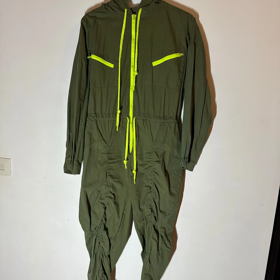 Olivgrön jumpsuit från Collusion