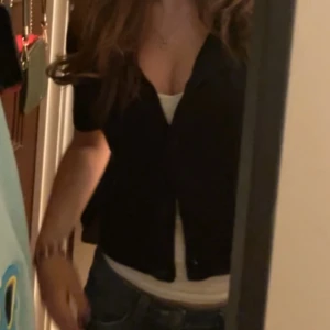 Svart kortärmad kofta från H&M - Säljer en svart kortärmad kofta / Bolero från H&M. Säljer pga att den inte används! Jätte fin för både vardag och fest! 💕