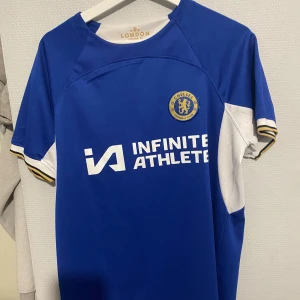  Chelsea fotbolls kit - Säljer ett  Chelsea fotbolls kit.  Köpte förra sommarn men knappt använt. Legat i min garderob. Size M