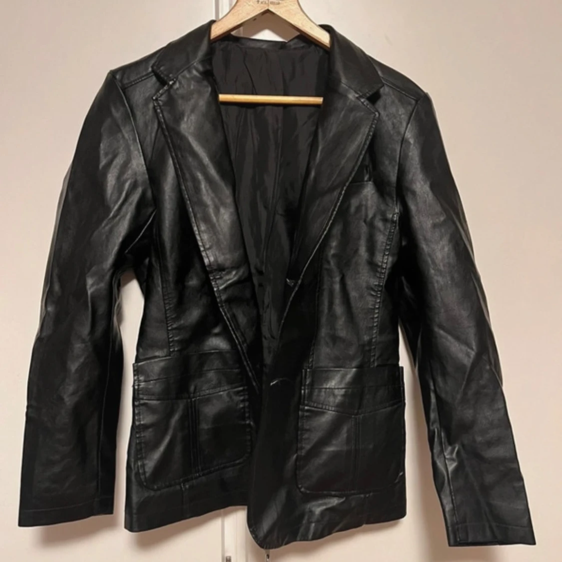 Jättefin svart fusk skinn jacka ny