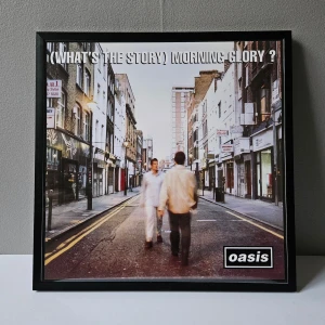 Oasis - Albumaffisch, 31.5x31.5cm - Oasis - (What's the story) Morning glory? albumaffisch, 31.5x31.5   Helt ny - Passar bra i IKEAs tavelram Lomviken!  Skickas i papprulle - Ramen ingår inte!