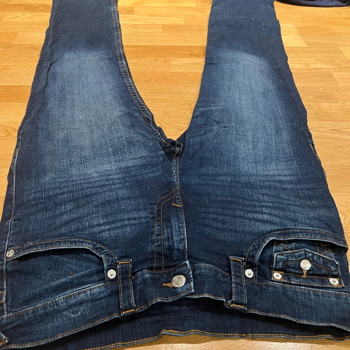 Mörkblåa True Religion jeans. - 3