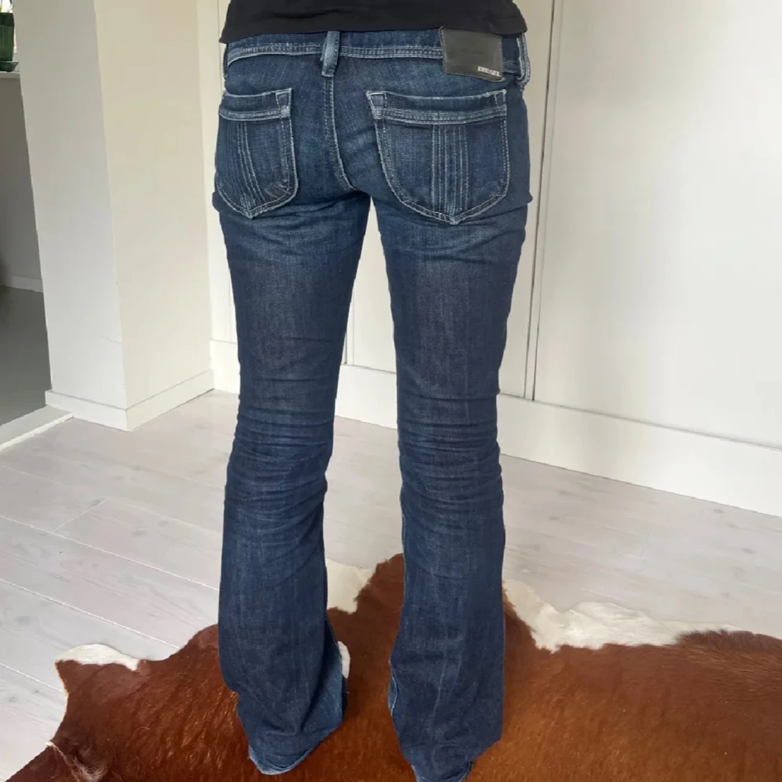 Blå bootcut jeans med knappar - 1