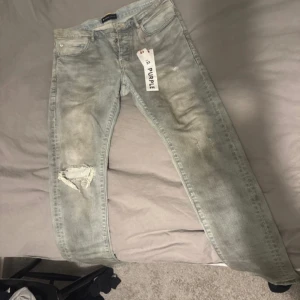 Ljusblå jeans från Purple Brand - Ett par snygga purple brand jeans, använda en gång, såklart äkta har äktihetsbevis och kvitto på mail, tveka inte att fråga frågor, nypris 3200kr