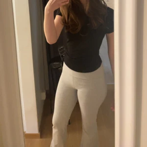 Grå yoga pants  - Säljer mina grå yoga pants med bootcut-stil. Perfekta för en avslappnad look. De är lågmidjade och gjorda i mjukt material för extra komfort. 💗