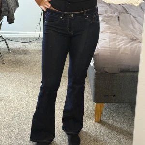 Mörkblåa lågmidjade bootcut jeans - Säljer mina snygga mörkblåa lågmidjade bootcut jeans som är köpa ifrån H&M☺️Har aldrig använt jeansen så dom är helt oanvända💕Det är storlek 40 på jeansen men skulle säga att de sitter som en 38, de är väldigt små i storleken!!