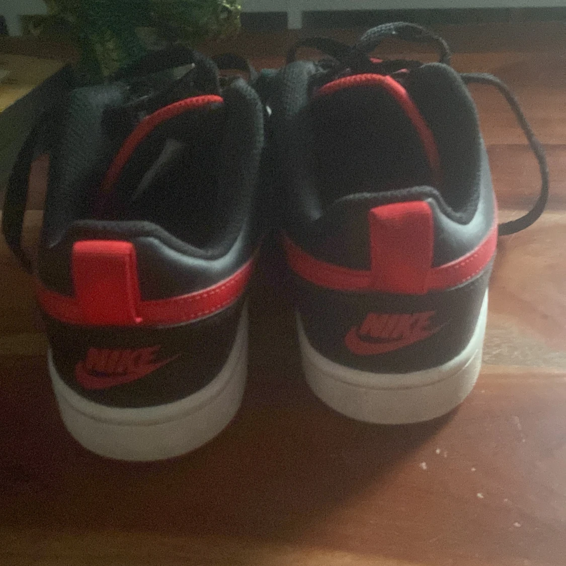 Nike sneakers i svart och rött - 1