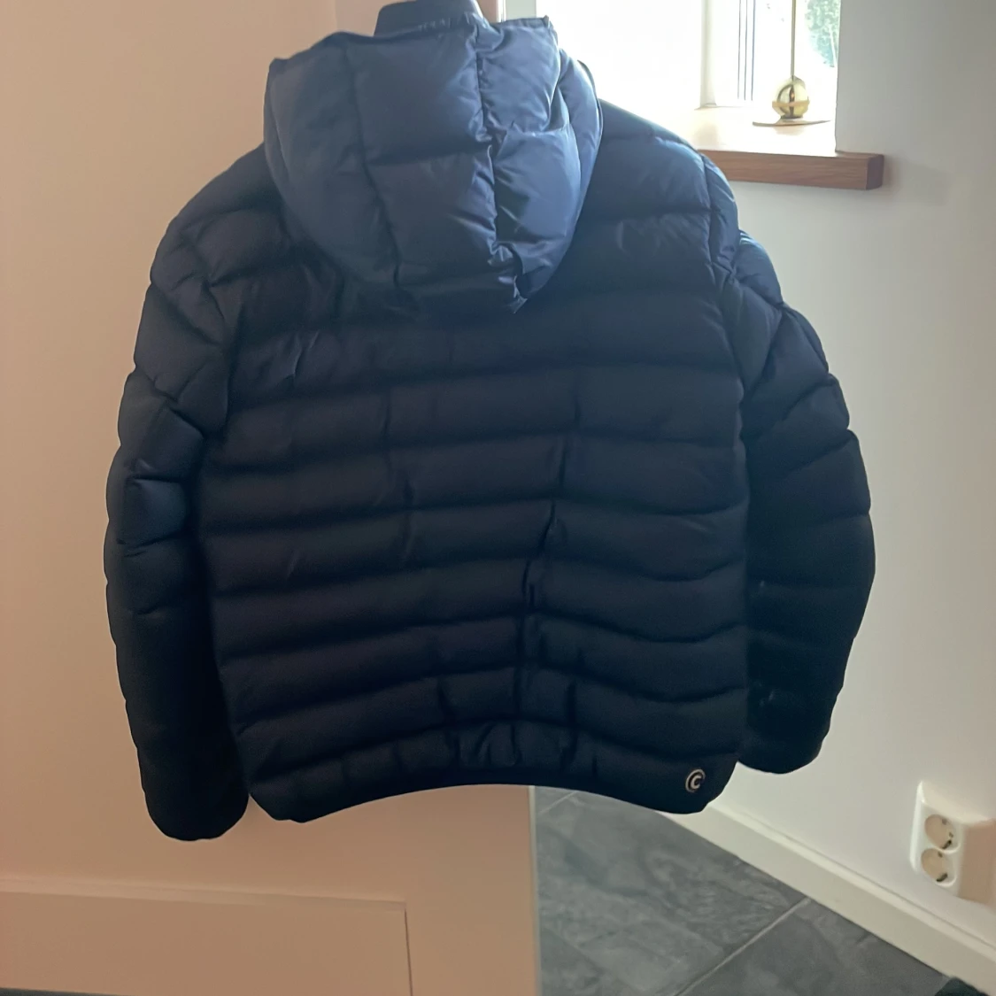 Mörkblå pufferjacka från Colmar