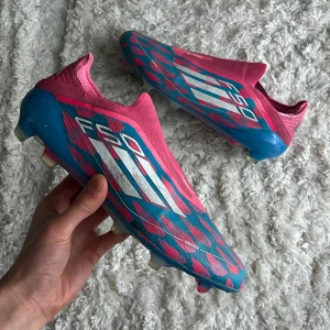 Adidas F50 Fotbollsskor - Adidas F50 Elite Laceless. Utmärkt skick endast smutsiga! Använda i drygt två månader som extraskor. Extra nya origialsulor medföljer. Nypris 3000kr. Storlek 43 1/3