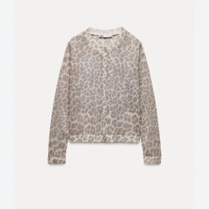 Leopardmönstrad kofta från Zara - Säljer en snygg leopardmönstrad kofta från Zara. Den har långa ärmar och knäpps med knappar framtill. Perfekt för att ge din outfit en trendig touch. 🐆lite genomskinlig i materialet men inget man märker eller tänker på. Den är helt ny och aldrig andvänd.💕🥰