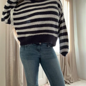 Randig stickad Moahir Blend tröja  - Säljer denna superfina oversized trendiga Mohair Blend tröjan i skönt material.