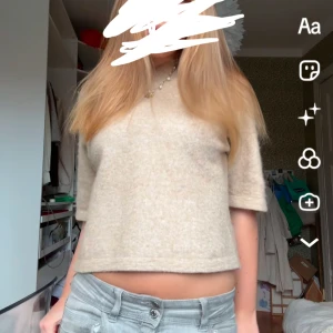 Beige 3/4 ärmad tröja från & Other Stories - Säljer denna så snygga 3/4 ärmade stickade tröjan ifrån &other stories i beige då den inte kommer till användning! Jättebra skick, köpt på vinted, knappt använd! Pris kan diskuteras och kom gärna med frågor! 💕