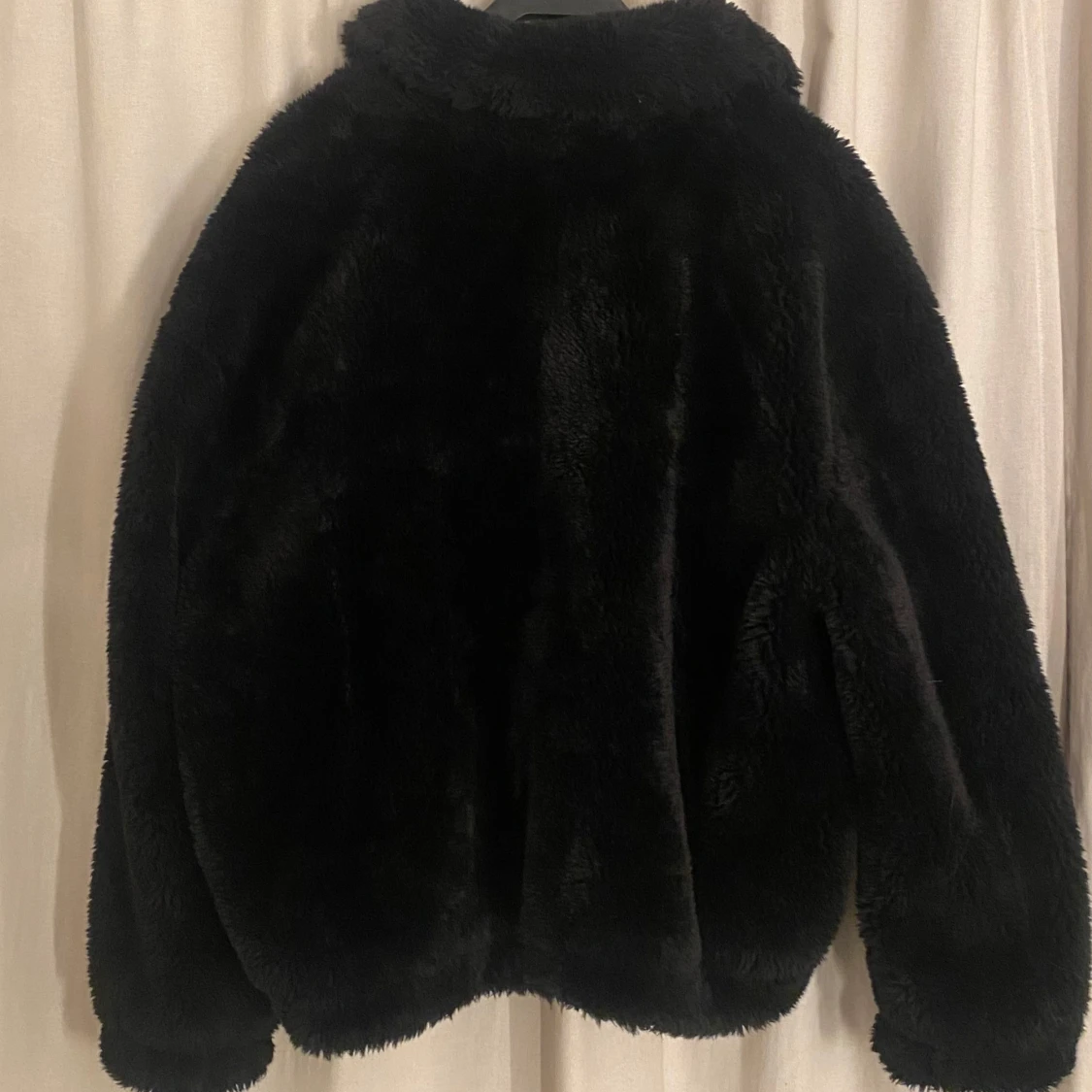Svart pälsjacka med dragkedja - 1