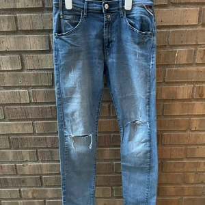 Replay jeans med slitningar - Replay jeans i bra skick pris inte hugget i sten så kom med frågor🙌🙌