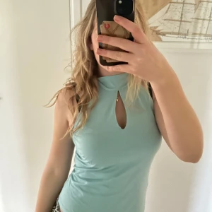 Ljusblå ärmlös topp från Stefanel - Ljusblå ärmlös topp, har en knytning vid halsen och en öppning framtill 🩵Hittar ej storlek men passar mig som har S