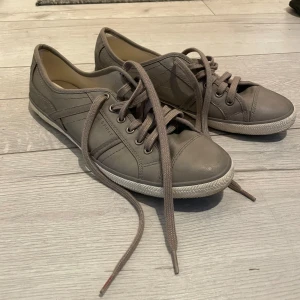 Esprit låga skor med snöre  - Skor från esprit, är använda en gång ute och kommer tyvärr inte till användning längre. Färg: blandning mellan grå och beige. Se bild 