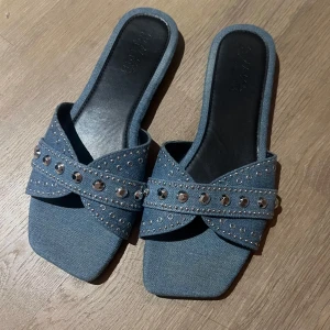 Sandaler - Snygga zara liknande blå sandaler i jeansmaterial. De har en bred rem med nitar och en fyrkantig tå. Perfekt vid alla tillfällen 