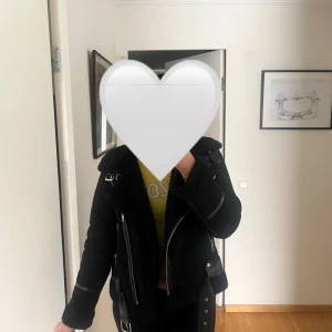 Zara jacka  - Jätte fin jacka från Zara i mocka imitation. Jackan är i mycket bra skick och passar perfekt till höst och vinter väder🩷