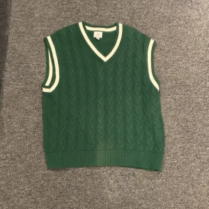 Skön relaxed fit pullover - Fet pullover från hm använd någon gång. Bra skick