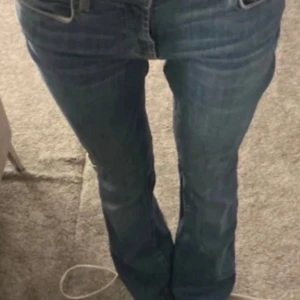 Blå lågmidjade jeansbyxor - Snygga blå lågmidjade jeansbyxor❤️. De har en traditionell femficksdesign och är tillverkade i slitstarkt denim.