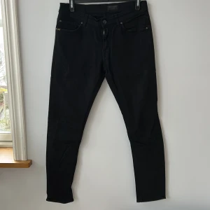 Tiger of Sweden Jeans - Tja, säljer nu ett par feta jeans från tiger of sweden. Byxorna är i ett väldigt bra skick och har strl 30/32 Vid några funderingar tveka inte att höra av dig!!