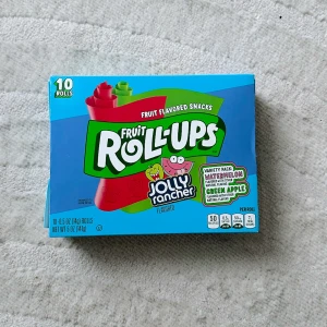 ROLL-UPS - De populära FRUIT ROLL-UPS. Finns 8st kvar i förpackningen. Säljs pga att dom var för söt för min smak. FÖRST TILL KVARN!