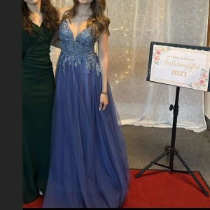 Balklänning - Blå lång balklänning med v-ringad urringning och spetsdetaljer. Anvönd 1 gång. köpt från lilly.se för 3,800. Pris kan diskuteras💕