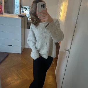 stickad tröja - superfin och skön stickat tröja från bikbok!🫶🏼 Aldrig använd!🫶🏼