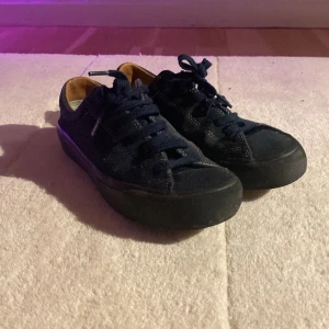 Svarta sneakers med snörning - Snygga svarta sneakers med snörning och en robust sula. Skorna har en stilren design med en låg profil och är perfekta för en avslappnad look. De är tillverkade i ett slitstarkt material och har en bekväm passform. Nypris 1200.