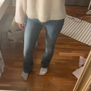 Blå bootcut jeans - Snygga blå bootcut jeans. De enda som syns att dom är lite använda är nere vid foten, finns bild på det! Annars superbra skick🙌🏼storleken är XS i midjan och 34 i längd!