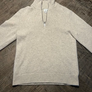 East west quarter zip  - Säljer denna riktigt snygga tröja. Okej skick, väldigt skön pass form och snygg krage. Nypris 1099kr