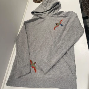 Arigato hoodie - Säljer en fet arigato hoodie som sitter slim den är 10/10 skick