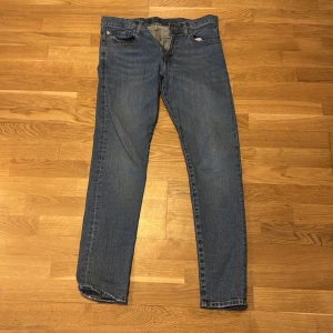 Blå jeans från Polo Ralph Lauren - Snygga blå jeans från Polo Ralph Lauren med klassisk femficksdesign. De har en rak passform och är tillverkade i slitstarkt denim. Perfekta för en avslappnad stil.