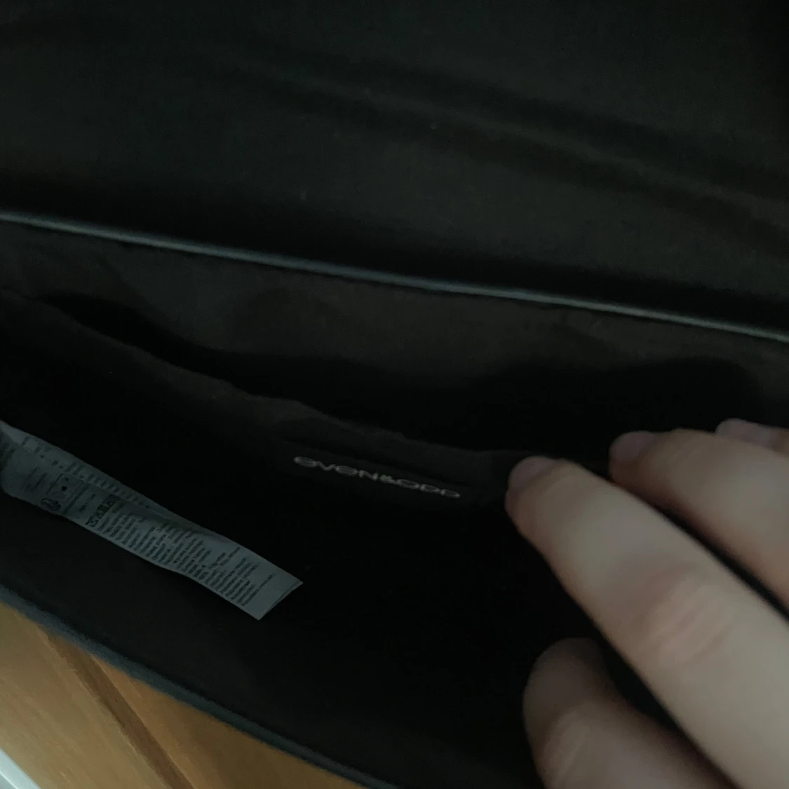 Svart axelväska med gulddetalj - 3