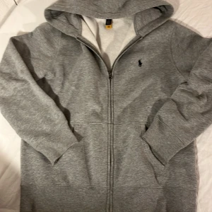 Polo zip - HELT ny ralph lauren zip, öanvand. Säljer för att den va för liten 😁👍 ny pris 1199. Storlek 14-16