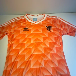 Retro Nederländerna fotbolls tröja - Ett fett retro tröja från Nederländerna med Van Basten på ryggen. Skriv om du undrar något 👍