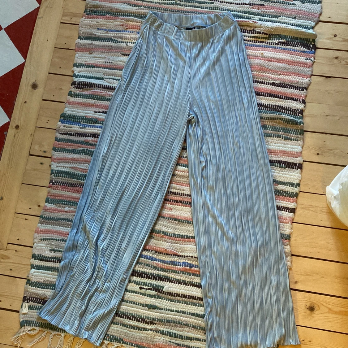 Ljusblå plisserade byxor från Gina Tricot - 1