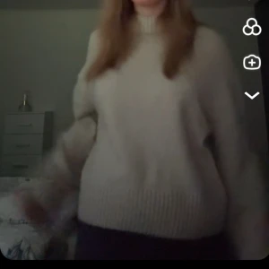 stickad polotröja - Säljer en mysig beige stickad polotröja med ribbade detaljer vid ärmslut och nederkant. Perfekt för kyliga dagar och ger en stilren look. Passar bra till jeans eller kjol. 