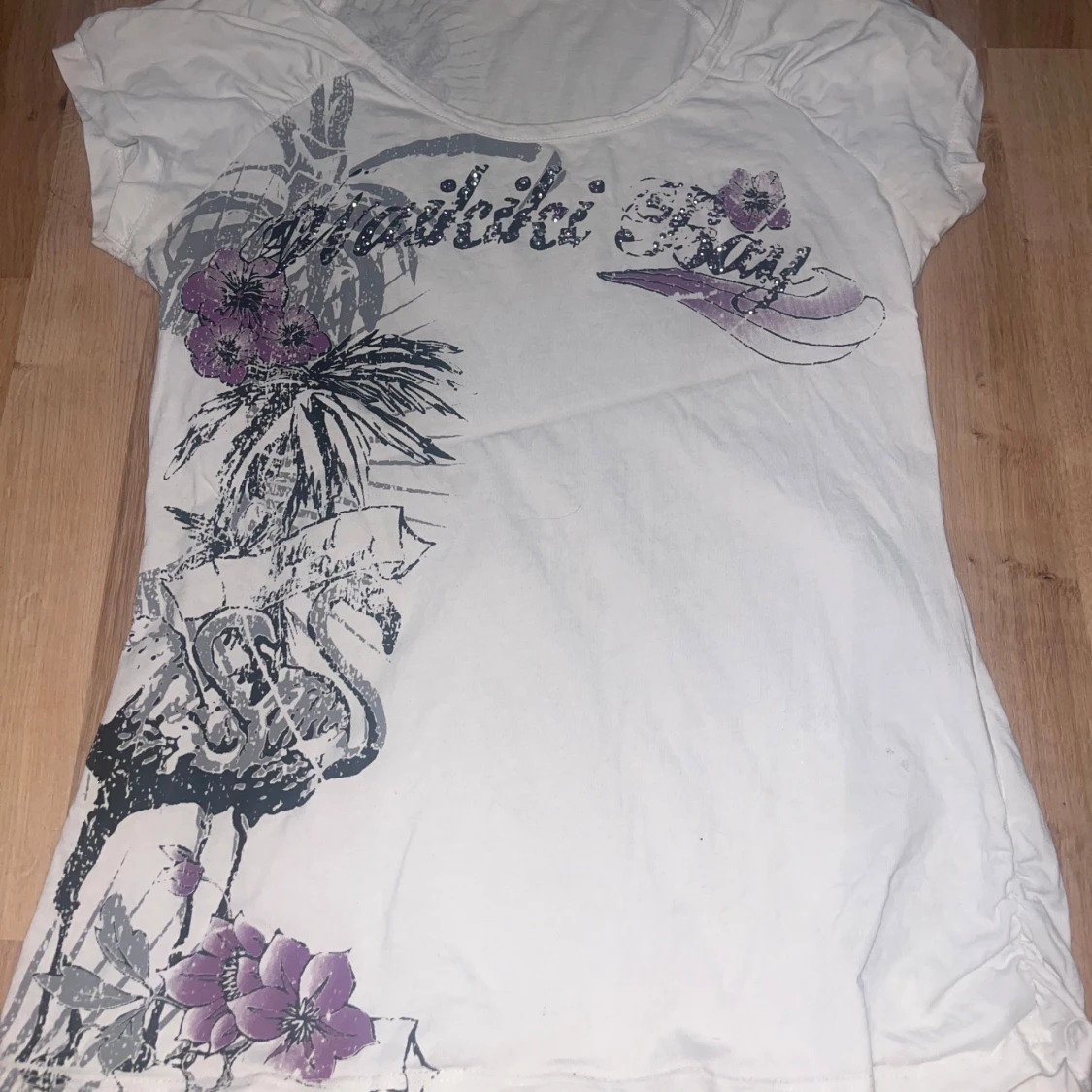 Vit t-shirt med blommigt tryck från Fresh Made
