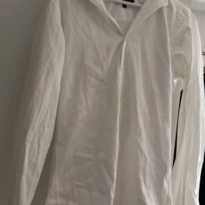vit skjorta  - säljer en vit skjorta som passar både herr och dam. perfekt inför sommaren eller festliga tillfällen.