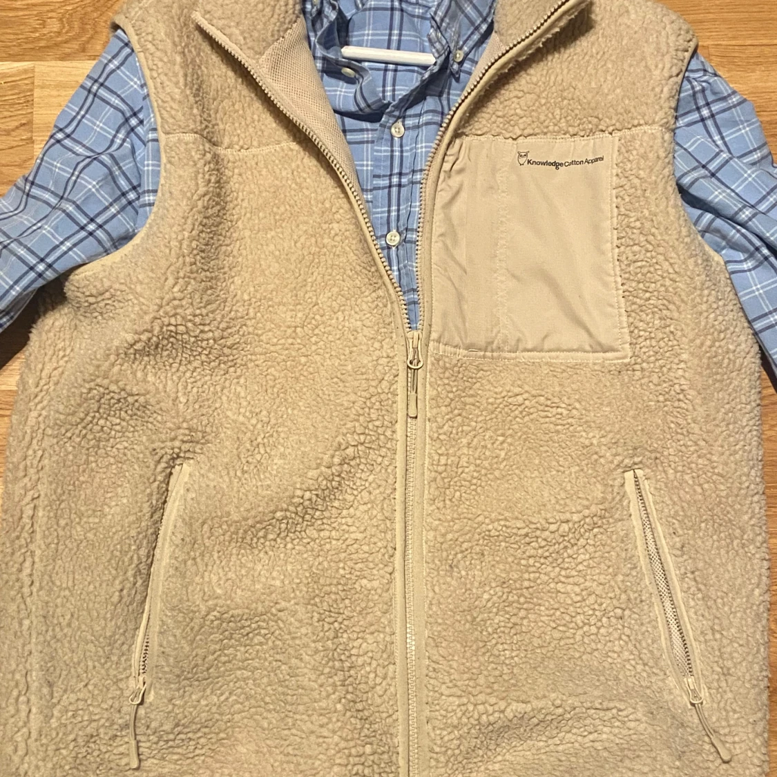 Beige fleeceväst från Knowledge Cotton Apparel - 1