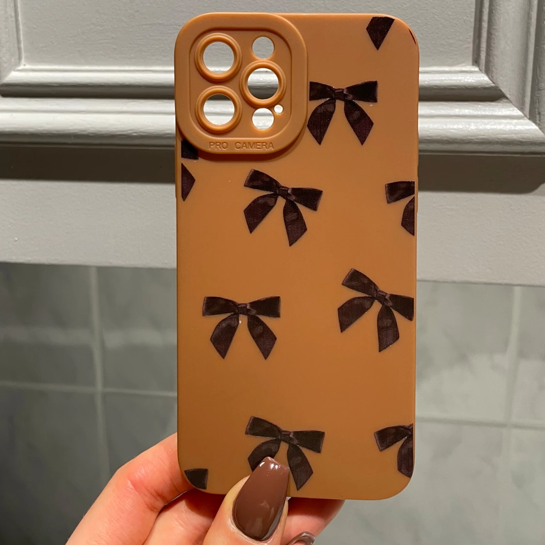 Brun mobilskal med rosetter iPhone 12 pro - 4
