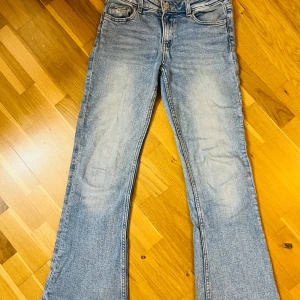 Blå jeans från Gina Tricot - Snygga blå jeans från Gina Tricot i storlek 146. De har fransdetaljer längst ner i kanten på byxorna och på några andra småställen(syns på fjärde bilden). Välanvända men bra skick. Justerbar midja. Lågmidjade!💕