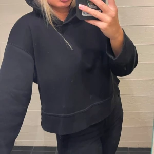 Zara hoodie - Säljer denna hoodie från Zara då jag växt ur den, använd men fortfarande i gott skick