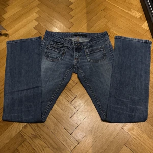 Blå jeans från ONLY - Snygga blå jeans från ONLY. Köpte från Plick men dom var lite för små så jag säljer dom för det. Dom har inga defekter och hon jag köpte av sa att dom var helt nya och dom känns helt nya också!❤️