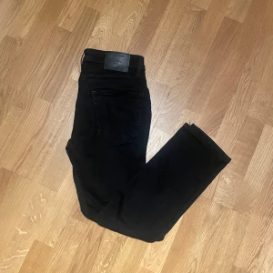 Jack and jones jeans - Tja! Säljer ett par snygga jeans i färgen svart från J&J som är i bra skick. Hör av er vid frågor eller funderingar