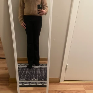 Beige stickad tröja - Säljer en mysig beige stickad tröja med långa ärmar. Perfekt för kyligare dagar och enkel att matcha med olika outfits. Tröjan har en ribbad struktur som ger en stilren look.