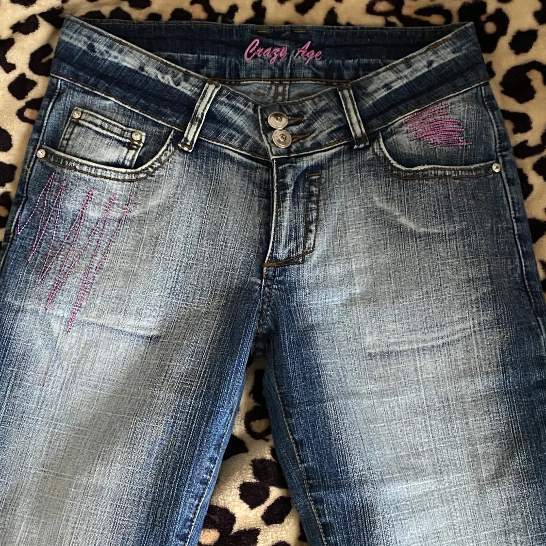 Blå jeans med rosa broderi från Crazy Age - 2