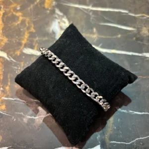 Silver armband  - Elegant silverfärgat armband med en klassisk kedjedesign. Perfekt för att ge en stilren touch till din outfit. Jag köpte de på guldfynd för 999kr de passade inte mig så säljer de nu 