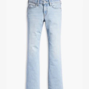 Ljusblå bootcut jeans från Levi's - Snygga ljusblå bootcut jeans från Levi's. Modellen superlow bootcut jeans, nypris 950, säljer då dom är förstora. W26 L30 det är logotyp på baksidan och dom har ingen tecken av användning. Det är bara o skriva om du vill ha egna bilder 🥳